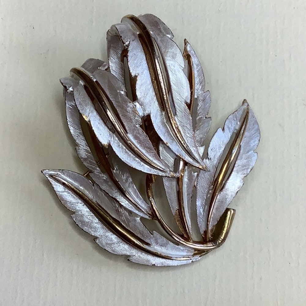 Jj Jonette Signed Vintage 3d Silvery White Textured Frosted/Gold Tone Leaf Pin
